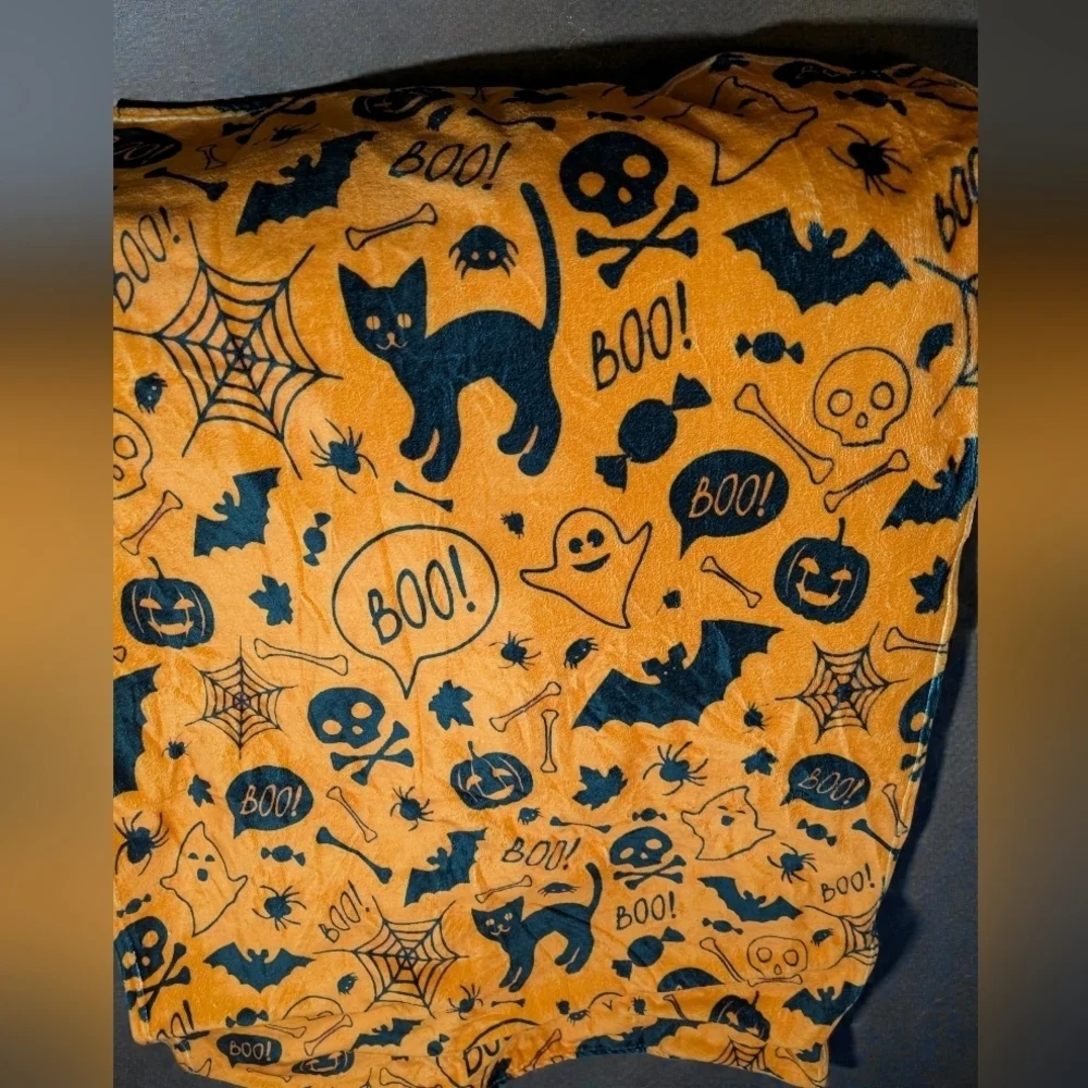 Boutique Halloween Themed Orange and Black Throw Blanket (EUC)